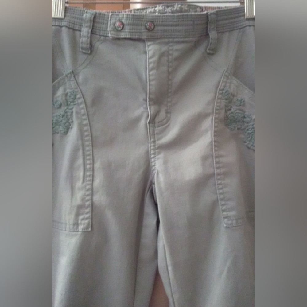 LIKE NEW GREEN PANTS or CAPRIS BY CANDIES DECOR. PKT/ (SNAP TO CAPRI) SZ. JR 11 - Picture 3 of 11